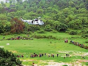 Even as volunteers and officials pulled all stops to provide relief to citizens across Badlapur, several personnel were occupied with rescue operations near Vangani station.(HT Photo) Even as volunteers and officials pulled all stops to provide relief to citizens across Badlapur, several personnel were occupied with rescue operations near Vangani station.(HT Photo)