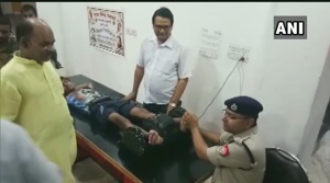 Shamli’s Superintendent of Police, Ajay Kumar was seen giving foot massage to kanwariyas at a health camp.(ANI) Shamli’s Superintendent of Police, Ajay Kumar was seen giving foot massage to kanwariyas at a health camp.(ANI)
