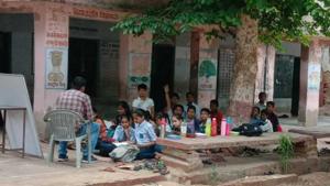 Students study under a tree at the state-run English medium in Bharatpur(HT) Students study under a tree at the state-run English medium in Bharatpur(HT)