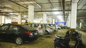 BMC free parking lot in Oshiwara Link road, Andheri West.(Pramod Thakur/HT Photo) BMC free parking lot in Oshiwara Link road, Andheri West.(Pramod Thakur/HT Photo)