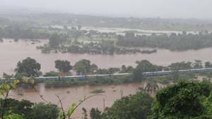 Passengers were stranded for over 14 hours in Mahalaxmi express near Vangani station due to water logged in track.(Rishikesh Choudhary/ Hindustan Times) Passengers were stranded for over 14 hours in Mahalaxmi express near Vangani station due to water logged in track.(Rishikesh Choudhary/ Hindustan Times)