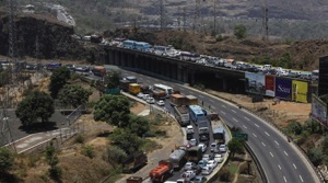 Long queues of vehicles were seen near Amrutanjan bridge on the expressway and measures were being taken to prevent traffic jams,(HT FIle Photo) Long queues of vehicles were seen near Amrutanjan bridge on the expressway and measures were being taken to prevent traffic jams,(HT FIle Photo)