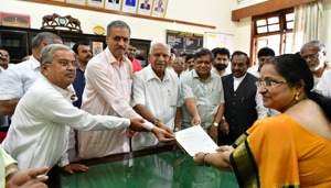 BJP MLA Vishweshwar Kageri (secodn from left) was the only one who filed his nomination with Assembly secretary MK Vishalakshi.(HT PHOTO) BJP MLA Vishweshwar Kageri (secodn from left) was the only one who filed his nomination with Assembly secretary MK Vishalakshi.(HT PHOTO)