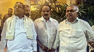 Former Karnataka chief minister Siddaramaiah meets rebel Congress MLA Ramlinga Reddy (R) in Bengaluru.(PTI) Former Karnataka chief minister Siddaramaiah meets rebel Congress MLA Ramlinga Reddy (R) in Bengaluru.(PTI)