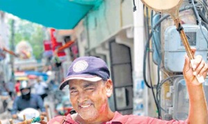 Ram Bir sells crispy snacks around the lanes of Gurugram.(HT Photo) Ram Bir sells crispy snacks around the lanes of Gurugram.(HT Photo)