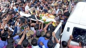 People carry the body of coffee baron V.G. Siddhartha to an ambulance in Mangalore, India, July 31, 2019.(REUTERS) People carry the body of coffee baron V.G. Siddhartha to an ambulance in Mangalore, India, July 31, 2019.(REUTERS)