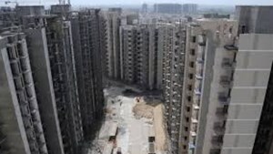 The court’s order came while hearing a plea which had claimed that the government flats at north east Delhi’s Sanjay Basti have been encroached upon since 1977 after they were ordered to be re-constructed owing to their dilapidated condition due to the floods in Yamuna.(HT FILE)