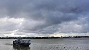 Monsoon clouds hover over Kolkata on Sunday.(HT Photo) Monsoon clouds hover over Kolkata on Sunday.(HT Photo)