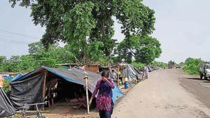 Many people affected by floods in Bihar’s East Champaran district continue living in roadside camps as their houses are still submerged or badly damaged.(HT Photo) Many people affected by floods in Bihar’s East Champaran district continue living in roadside camps as their houses are still submerged or badly damaged.(HT Photo)