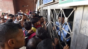 Patients outside a department at AIIMS as resident and junior doctors are on strike protesting against National Medical Commission (NMC) bill, Thursday August 1, 2019.(Sanchit Khanna / HT Photo) Patients outside a department at AIIMS as resident and junior doctors are on strike protesting against National Medical Commission (NMC) bill, Thursday August 1, 2019.(Sanchit Khanna / HT Photo)