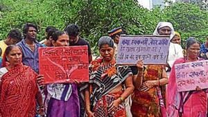 College students conducting a silent rally for Right to Shelter of the people affected by Malad wall collapse.(Satyabrata Tripathy/Hindustan Times) College students conducting a silent rally for Right to Shelter of the people affected by Malad wall collapse.(Satyabrata Tripathy/Hindustan Times)