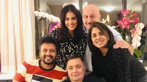 Riteish Deshmukh, Genelia Deshmukh and Anupam Kher with Rishi Kapoor and Neetu Singh in New York.(Instagram) Riteish Deshmukh, Genelia Deshmukh and Anupam Kher with Rishi Kapoor and Neetu Singh in New York.(Instagram)