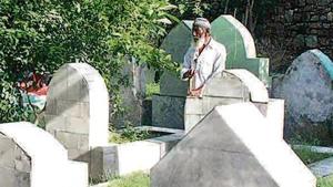 Muhammad Anwar left his home in Kolkata many years ago and now lives alongside a graveyard in central Delhi.(HT Photo) Muhammad Anwar left his home in Kolkata many years ago and now lives alongside a graveyard in central Delhi.(HT Photo)