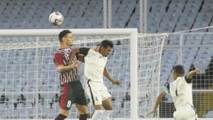 Salvador Perez Martinez (9) of Mohun Bagan and Sujit Sadhu (4) of Mohammedan Sporting Club in action.(Samir Jana/HT Photo) Salvador Perez Martinez (9) of Mohun Bagan and Sujit Sadhu (4) of Mohammedan Sporting Club in action.(Samir Jana/HT Photo)