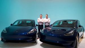 They were pulled over because the cop thought the identical twins had identical license plates.(Twitter/@yianisfourneliss) They were pulled over because the cop thought the identical twins had identical license plates.(Twitter/@yianisfourneliss)