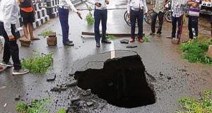 Officials estimate the hole to be at least 12 feet deep. The MCG will repair the sewage pipeline, after which the GMDA will carry out road repairs. Officials estimate the hole to be at least 12 feet deep. The MCG will repair the sewage pipeline, after which the GMDA will carry out road repairs.