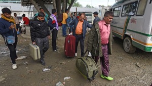 Tourists head for buses to take them out of Srinagar on Saturday.(Waseem Andrabi/HT PHOTO) Tourists head for buses to take them out of Srinagar on Saturday.(Waseem Andrabi/HT PHOTO)
