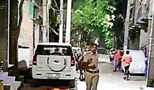 A local attacks constable Ram Kishan in Madanpur Khadar on Saturday.(Video Grab) A local attacks constable Ram Kishan in Madanpur Khadar on Saturday.(Video Grab)