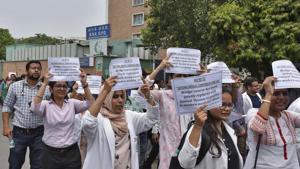 Doctors holding placards shout slogans against National Medical Commission at the All India Institute of Medical Sciences (AIIMS) in New Delhi.(Burhaan Kinu/HT PHOTO) Doctors holding placards shout slogans against National Medical Commission at the All India Institute of Medical Sciences (AIIMS) in New Delhi.(Burhaan Kinu/HT PHOTO)