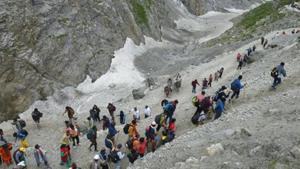 Jammu and Kashmir government advised pilgrims to leave as soon as possible.(PTI photo) Jammu and Kashmir government advised pilgrims to leave as soon as possible.(PTI photo)