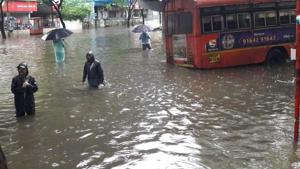 Waterlogging due to heavy rains and high tide on Saturday affected movement of trains on Thane and Panvel sections of the Central Railway (CR) in Mumbai.(Praful Gangurde/HT Photo) Waterlogging due to heavy rains and high tide on Saturday affected movement of trains on Thane and Panvel sections of the Central Railway (CR) in Mumbai.(Praful Gangurde/HT Photo)