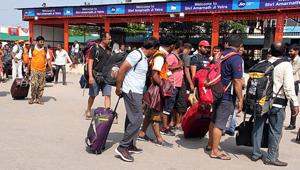 Amarnath Yatra Pilgrims leave as J&K Government announces an advisory to the Amarnath Yatris and tourists to leave the valley as soon as possible, in Srinagar on Saturday.(ANI photo) Amarnath Yatra Pilgrims leave as J&K Government announces an advisory to the Amarnath Yatris and tourists to leave the valley as soon as possible, in Srinagar on Saturday.(ANI photo)