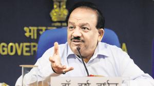 Resident doctors at the All India Institute of Medical Sciences (AIIMS) called off their strike with immediate effect on Sunday following a meeting with the Union health minister Harsh Vardhan.(Hindustan Times) Resident doctors at the All India Institute of Medical Sciences (AIIMS) called off their strike with immediate effect on Sunday following a meeting with the Union health minister Harsh Vardhan.(Hindustan Times)