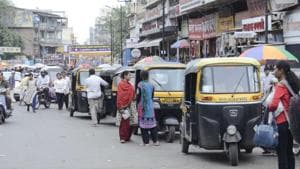 A 28-year-old rickshaw driver died on Friday after he swerved his vehicle to avoid a parked car and crashed into a divider at Sion-Trombay road in Chembur.(Ravindra Joshi/HT File Photo) A 28-year-old rickshaw driver died on Friday after he swerved his vehicle to avoid a parked car and crashed into a divider at Sion-Trombay road in Chembur.(Ravindra Joshi/HT File Photo)
