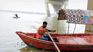 Manoj Nishad on his boat near New Yamuna Bridge.(Photo: HT)