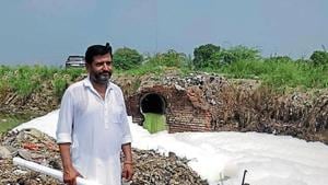 Sudhir Kumar, a former sarpanch of Sureshwala Sainiyan village in Fazilka, shows untreated sewage flowing in a drain.(HT Photo) Sudhir Kumar, a former sarpanch of Sureshwala Sainiyan village in Fazilka, shows untreated sewage flowing in a drain.(HT Photo)