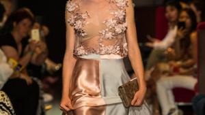 A model walks the ramp with Mayu’s fish skin leather bags A model walks the ramp with Mayu’s fish skin leather bags