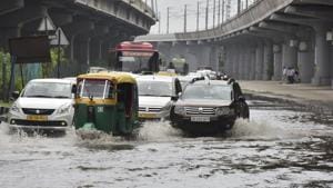 Vehicles wade through a waterlogged street after heavy rain, near Shankar Vihar NH 48, in New Delhi.(Sanjeev Verma/HT PHOTO) Vehicles wade through a waterlogged street after heavy rain, near Shankar Vihar NH 48, in New Delhi.(Sanjeev Verma/HT PHOTO)