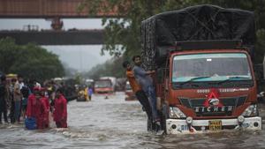 Mumbai, India - Aug. 4, 2019: People walk from flooded road as there is water logging due to heavy rain on LBS Road near Sion station in Mumbai.(Pratik Chorge/HT Photo) Mumbai, India - Aug. 4, 2019: People walk from flooded road as there is water logging due to heavy rain on LBS Road near Sion station in Mumbai.(Pratik Chorge/HT Photo)