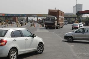 Hundreds of commuters living in developing sectors take this U-turn to have access to the HSVP road, which help them avoid the payment of toll.(HT Photo) Hundreds of commuters living in developing sectors take this U-turn to have access to the HSVP road, which help them avoid the payment of toll.(HT Photo)