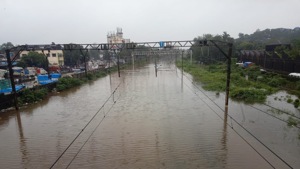 Train traffic on busy Mumbai-Goa route was suspended for three hours after a part of the tracks was washed away.(Kunal Patil/Hindustan Times (Representative image)) Train traffic on busy Mumbai-Goa route was suspended for three hours after a part of the tracks was washed away.(Kunal Patil/Hindustan Times (Representative image))