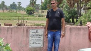 Yasir Iqbal, a descendant of Yusuf Shah Chak, at the tomb of Kashmir’s last Muslim ruler’s grave in Nalanda.(HT Photo) Yasir Iqbal, a descendant of Yusuf Shah Chak, at the tomb of Kashmir’s last Muslim ruler’s grave in Nalanda.(HT Photo)