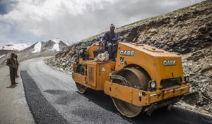 Border Roads Organization will construct seven large and medium-sized bridges on strategically important Hindustan-Tibet road.(Bloomberg image) Border Roads Organization will construct seven large and medium-sized bridges on strategically important Hindustan-Tibet road.(Bloomberg image)