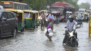 Vehicles wade through a waterlogged road after heavy rain, near Patparganj, in New Delhi, on Tuesday, August 6, 2019.(Sushil Kumar/HT PHOTO) Vehicles wade through a waterlogged road after heavy rain, near Patparganj, in New Delhi, on Tuesday, August 6, 2019.(Sushil Kumar/HT PHOTO)