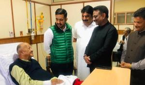 Himachal Pradesh Congress chief Kuldeep Singh Rathore visits former chief minister Virbhadra Singh at Indira Gandhi Medical College in Shimla on Wednesday.(HT Photo) Himachal Pradesh Congress chief Kuldeep Singh Rathore visits former chief minister Virbhadra Singh at Indira Gandhi Medical College in Shimla on Wednesday.(HT Photo)