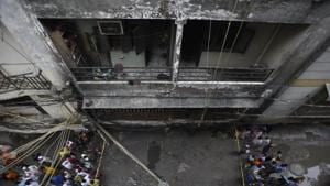 People gathered around the location of a fire that broke out in a multi-storey building in Okhla’s Zakir Nagar in the early hours of the day.(Burhaan Kinu/HT PHOTO) People gathered around the location of a fire that broke out in a multi-storey building in Okhla’s Zakir Nagar in the early hours of the day.(Burhaan Kinu/HT PHOTO)
