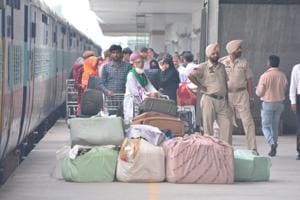 Passengers arriving at Attari railway station from Samjhauta Express on Thursday. The train was held up at Wagah on Pakistani side for a long time(HT Photo) Passengers arriving at Attari railway station from Samjhauta Express on Thursday. The train was held up at Wagah on Pakistani side for a long time(HT Photo)