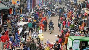 Last year, MCG had carried out large scale anti-encroachment drives against street vendors, saying that they were blocking entry and exit points to the market.(parveen kumar/ht archive) Last year, MCG had carried out large scale anti-encroachment drives against street vendors, saying that they were blocking entry and exit points to the market.(parveen kumar/ht archive)