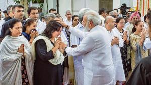 PM Narendra Modi consoles Bansuri Swaraj, the daughter of Sushma Swaraj, in New Delhi on Wednesday.(PTI image) PM Narendra Modi consoles Bansuri Swaraj, the daughter of Sushma Swaraj, in New Delhi on Wednesday.(PTI image)
