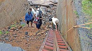 The iron ladder being used to cross the stretch in Palghar district.(HT Photo) The iron ladder being used to cross the stretch in Palghar district.(HT Photo)