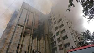 Fire breaks out in MTNL building at Bandra in Mumbai. (Photo by Satyabrata Tripathy/Hindustan Times)(Satyabrata Tripathy/HT Photo) Fire breaks out in MTNL building at Bandra in Mumbai. (Photo by Satyabrata Tripathy/Hindustan Times)(Satyabrata Tripathy/HT Photo)