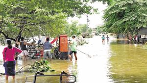 Flood-like situation in some parts of the city forced authorities to relocate residents of Bhimanagar (Balewadi) to Late Baburao Genuji Balwadkar primary school in Balewadi in Pune.(HT PHOTO) Flood-like situation in some parts of the city forced authorities to relocate residents of Bhimanagar (Balewadi) to Late Baburao Genuji Balwadkar primary school in Balewadi in Pune.(HT PHOTO)