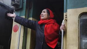 A passenger from India gestures to her relatives as she leaves by Samjhauta Express train at the railway station in Lahore, Pakistan March 4, 2019.(REUTERS) A passenger from India gestures to her relatives as she leaves by Samjhauta Express train at the railway station in Lahore, Pakistan March 4, 2019.(REUTERS)