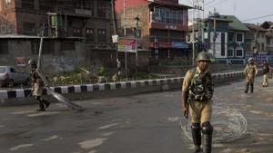 Paramilitary soldiers drag barbwire as they prepare to impose curfew in Srinagar, Aug. 7, 2019.(AP) Paramilitary soldiers drag barbwire as they prepare to impose curfew in Srinagar, Aug. 7, 2019.(AP)