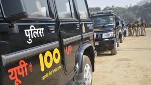 The complainant Vijay Singh Yadav called the police on the emergency response system UP 100 after which a team from the Gosaiganj police station, along with the sub divisional magistrate, reached the spot to defuse tension.(HT Photo) The complainant Vijay Singh Yadav called the police on the emergency response system UP 100 after which a team from the Gosaiganj police station, along with the sub divisional magistrate, reached the spot to defuse tension.(HT Photo)