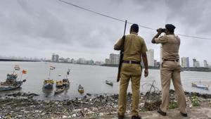 A police commando stands guard by the sea coast at Geeta Nagar, Colaba, after a high alert was issued in Mumbai, on September 23, 2016.(HT file photo for representation) A police commando stands guard by the sea coast at Geeta Nagar, Colaba, after a high alert was issued in Mumbai, on September 23, 2016.(HT file photo for representation)